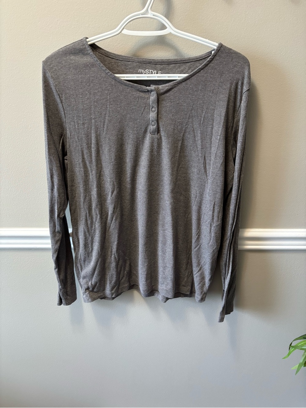 mSTYLE Long-Sleeve Henley Top in Charcoal Gray
